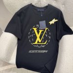 170 Louis Vuitto路易威登 1V*/路易25新款钻石航线圆领短袖T恤 本款 T 恤取材轻盈棉质针织 以水洗工艺营造复古效果 莱茵石与珠饰点睛飞机航
