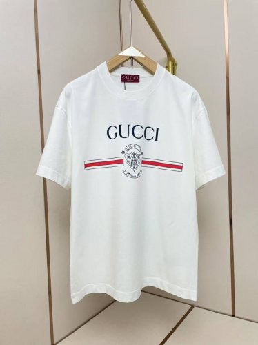 gucci新款1921徽章T恤 复古与未来感碰撞 低调中透漏出高级哲学感 肩部通肩压条 280克纯棉面料舒适透气 白色 男女同款 码数S-Xxl
