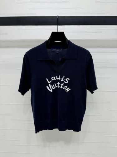 上新原单高端品质Louis Vui*Ton 2025春夏最新系列！翻领针织短袖！定制进口冰丝材质 透气舒适 质感十足 通体素色配合胸前黑色花体字母彰显品牌标识度
