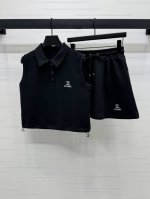 上新原单高端品质 Chane* 2025春夏最新系列！翻领背心休闲短裤套装！定制Yb空气全棉材质 舒适软糯 穿搭洋气 翻领背心上衣休闲抽绳短裤套装 领口半开襟圆