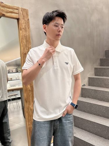 阿玛尼 高端货商务 白领 单位人士必入单品！ 休闲商务翻领短袖，科技面料，体感非常棒，手感顺滑质感很棒！弹性好，无任何束缚感，面料自带透气网孔，吸湿排汗，速干保