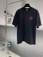 Loew 25Ss春夏新款限定系列基础纯色棉质短Tee！男女通穿的基础棉质T恤，重工3D绣花.280G32支纯棉制成面料柔软透气性能优越，拥有着极高的质感与着穿