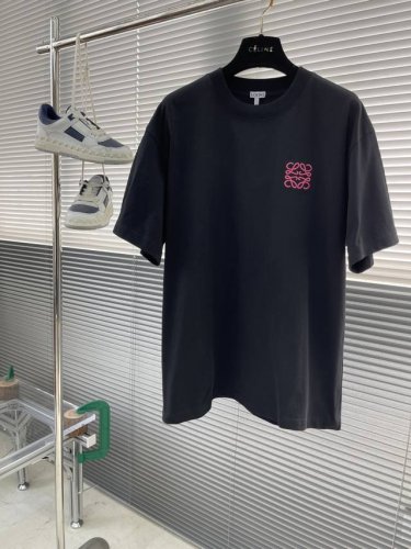 Loew 25Ss春夏新款限定系列基础纯色棉质短Tee！男女通穿的基础棉质T恤，重工3D绣花.280G32支纯棉制成面料柔软透气性能优越，拥有着极高的质感与着穿