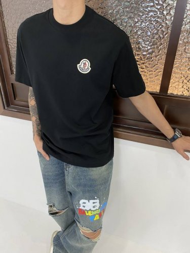 moncler蒙口基础款章子刺绣短袖T恤简约百搭圆领上衣 这款T恤采用优质的棉质材料 柔软舒适 透气性好 穿着轻松自在 圆领设计经典大方 适合各种脸型 易于搭配
