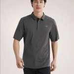 Arc'teryx 始祖鸟商务休闲polo短袖面料采用的是最新型中空吸湿排汗功能材料，面料的底部采用导槽式结构，出汗时更好的蒸发汗水，不贴皮肤 防紫外线指数U