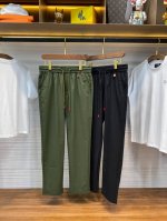 kiton25Ss春夏新款科技纤维混纺轻薄抽绳休闲裤，男士红色铭牌吊坠时尚胶印后兜直筒休闲长裤！贸易公司渠道稀出，领先官网发售！25春夏新款休闲时尚裤，这款裤采
