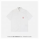 dior 迪奥 24Ss Cd小爱心刺绣短袖衬衫 本款衬衣采用棉质珠地布精心制作 经典简约设计搭配 清爽色调 以几何图案魅力与浪漫风格突显 Dio品牌首字母 贴