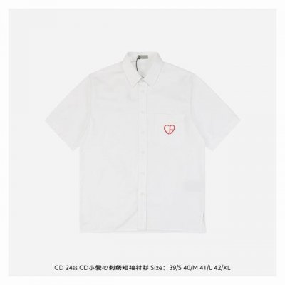 dior 迪奥 24Ss Cd小爱心刺绣短袖衬衫 本款衬衣采用棉质珠地布精心制作 经典简约设计搭配 清爽色调 以几何图案魅力与浪漫风格突显 Dio品牌首字母 贴