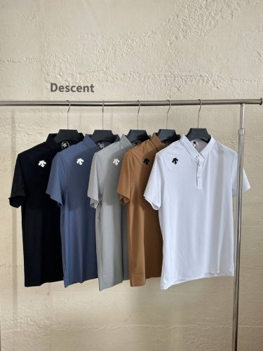 Descente迪桑特速干运动休闲短袖polo衫 不管是商务出行，还是运动休闲，一件顶所有！高端大气上档次 面料使用速干爽滑面料，贴身凉爽，顺滑 不易起皱，达到