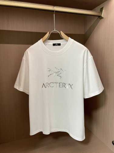 始祖鸟 2025春夏新款首发专柜最新款短袖圆领T恤 高端订制 设计前卫时尚！品牌Logo重工艺设计 高端定制260克面料.手感柔软.穿着舒适.专柜级别精致车线.