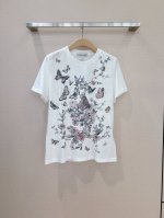 Dior *新款强烈推荐 这款T 恤以优雅Dior*美学为灵感、对休闲主义进行了精致演绎演绎、彰显高订风范和优雅风格。 采用白色棉质和亚麻混纺平纹针织面料精心制