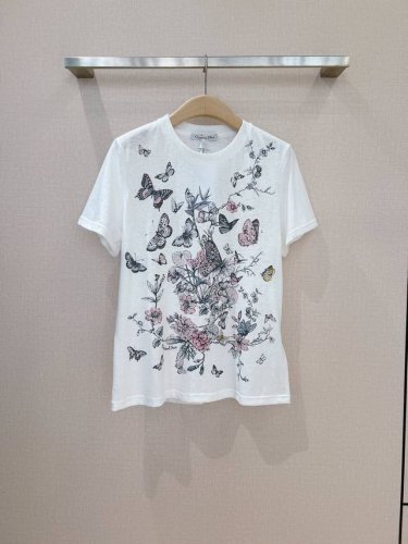 Dior *新款强烈推荐 这款T 恤以优雅Dior*美学为灵感、对休闲主义进行了精致演绎演绎、彰显高订风范和优雅风格。 采用白色棉质和亚麻混纺平纹针织面料精心制