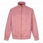 独家供应 1V 25Ss绒面麂皮立领夹克 粉色 原版46,000购入开发，采用原版开模定制的皮革麂皮绒面料，这种面料触感柔软而富有弹性，既保留了皮革的坚韧耐用性