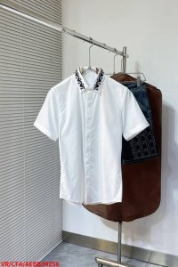 M256 Vr范思哲 专柜最新款男士必备款短袖衬衫 100%天然棉 舒服透气 原单狠货 原版面料 柔软舒适 上身高端又奢华 足够场面的档次 这款衬衫无不骄傲的让