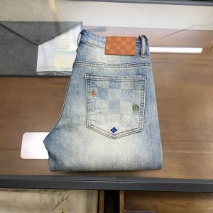 新品牛仔 L.V... 2025Ss最新款男士牛仔长裤 精纺定做高端品质 100%弹力丹宁牛仔棉质牛仔长裤 定织100%纯棉品质面料 裤身肌理感带来弹力毫无束缚
