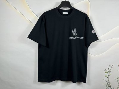 Moncler 蒙口 新款印花Logo短袖T恤时尚简约，无论休闲出门还是搭配潮流服饰，都是绝佳选择。 特点：Moncler独有的优雅设计，彰显品味，适合各种休闲