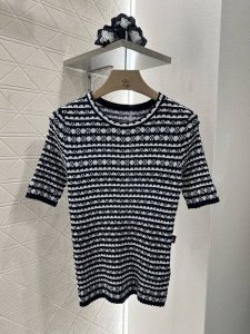 louis Vuitto*2025新品上架 钩花针织短袖 定制Yb丝棉纱线织造 质感高级舒适 常规针织短袖剪裁 两袖和衣摆装点波浪花边造型 搭配通体相间多纹路条