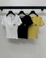 上新原单高端品质Loew*2025春夏最新系列！蕾丝花边针织短袖！定制进口纱线织造 弹力舒适 透气好穿 半开襟针织短袖剪裁 美化头肩比例更显瘦 通体竖纹碎花镂空