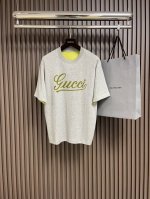 Gucci 字母印花情侣款短袖T恤 全新系列的夏日单品，小古情侣款高品质Tee。客供针织棉面料，整体工整度呈现完美效艺，工艺化水洗让棉料更为贴合厚实，柔滑垂坠。
