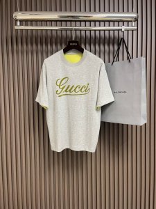 Gucci 字母印花情侣款短袖T恤 全新系列的夏日单品，小古情侣款高品质Tee。客供针织棉面料，整体工整度呈现完美效艺，工艺化水洗让棉料更为贴合厚实，柔滑垂坠。