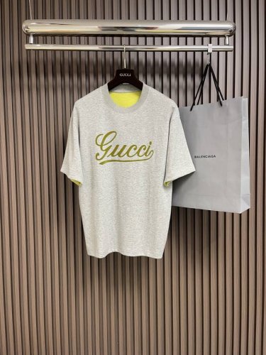 Gucci 字母印花情侣款短袖T恤 全新系列的夏日单品，小古情侣款高品质Tee。客供针织棉面料，整体工整度呈现完美效艺，工艺化水洗让棉料更为贴合厚实，柔滑垂坠。