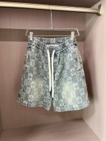 lv 2025Ss夏季新款男士休闲牛仔短裤，高端版本！专柜定制面料 透气舒适度高，细节无可挑剔，品牌元素设计理念，体现高品质。手感细腻柔软！呈现休闲裁剪，上身版