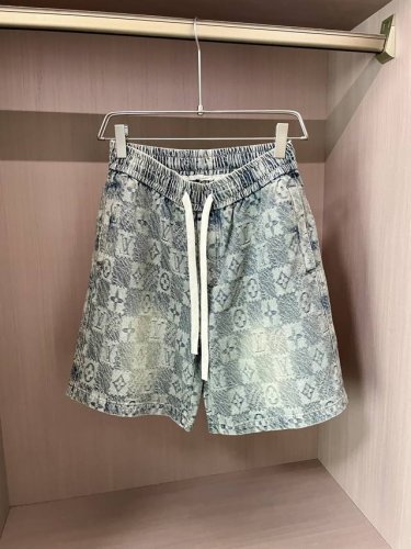 lv 2025Ss夏季新款男士休闲牛仔短裤，高端版本！专柜定制面料 透气舒适度高，细节无可挑剔，品牌元素设计理念，体现高品质。手感细腻柔软！呈现休闲裁剪，上身版