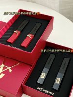 套 分两款！圣罗兰新版口红两件套Ysl小黑条两件套 Ysl浮雕红革两件套 配礼袋、Ysl防伪可扫 Ysl情人节限量礼盒红色盒子上镶嵌金属Ysl大Logo，超高档