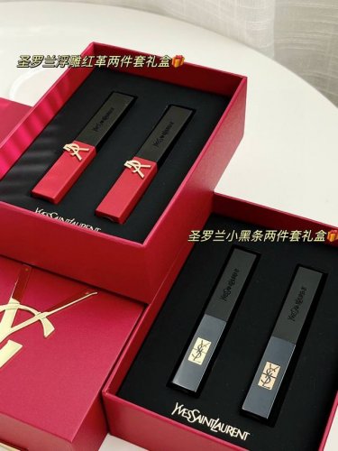套 分两款！圣罗兰新版口红两件套Ysl小黑条两件套 Ysl浮雕红革两件套 配礼袋、Ysl防伪可扫 Ysl情人节限量礼盒红色盒子上镶嵌金属Ysl大Logo，超高档