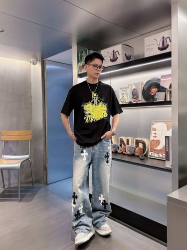 西太后 2025春夏新款首发专柜最新款短袖圆领T恤 高端订制 设计前卫时尚！品牌Logo重工艺设计 高端定制丝光云朵棉面料.手感柔软.穿着舒适.专柜级别精致车线