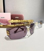 Miumiu 54Y Runway无边框墨镜 原单级别 张元英同款 时髦精必入 工艺复杂 镜片是一体成型的 包脸设计 没有任何边框 科技感十足 是一个极简通透的