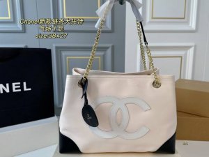 折叠盒 Size：38×27 香奈儿Chanel新款链条大托特 气场十足，任何搭配都能轻松驾驭～ 走线大Logo，辨识度超高 低调有质感，经典系列 独特的艺术气