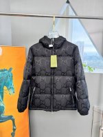 P550 Gucci 古驰 羽绒服时尚双G撞色拼接织带羽绒服 双G满Logo连帽羽绒服 这款拉链羽绒服是焕新推出的配饰和成衣系列中的一款 再生尼龙由可回收利用的