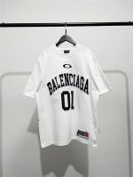 巴黎世家2025年春季新款！ 高版本，质量很好！巴黎世家 Balenciaga 01字母球服款男女同款印花短袖T恤！此款尺码偏大，最小Xs穿到 斤左右！最大穿到