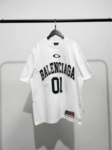 巴黎世家2025年春季新款！ 高版本，质量很好！巴黎世家 Balenciaga 01字母球服款男女同款印花短袖T恤！此款尺码偏大，最小Xs穿到 斤左右！最大穿到