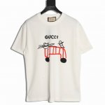 gucci 古驰 抽象线条小猫高克重印花短袖T恤 选用客供定制针织 %纯棉面打造,面料手感细腻 厚实有质感的纯棉布 高密度的机织工艺 如棉絮般柔紧致舒适 有挺括