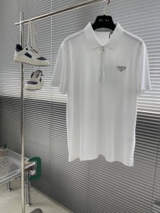 prad 25Ss新款经典三角标半拉链Polo衫， 原版1:1开发，采用珠地棉面料精心打造，以全新运动风格呈现经典设计，款式新颖时尚。 码数：M-3Xl