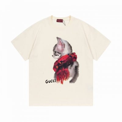 Gucci 古驰 2025新款 数码直喷围巾猫咪Logo 男女同款 短袖T恤 定制300克100 双纱纯棉面料 康丽数码直喷工艺 定染32支双股螺纹 领标吊牌主