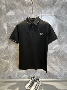 prada普拉达 2025春夏新款男士翻领短袖商务休闲Polo衫，高定系列，定制面料，精细高端小刺绣，绣花精致上档次，上身舒适透气亲肤感极佳，满足春夏场景穿着需