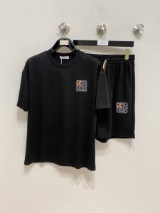 罗意威高端定制 2025春夏新款首发专柜最新款短袖短裤休闲套装 高端订制 设计前卫时尚 品牌Logo重工艺设计 高端定制纯棉面料.手感柔软.穿着舒适.专柜级别精
