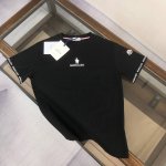 Mon*Cler 蒙口 2025新款上市 专柜系列纯棉T恤！260克定制棉，面料柔软舒适，全新设计灵感，极具时尚代表性！胸前精致Logo字母硅胶工艺！袖口印有象