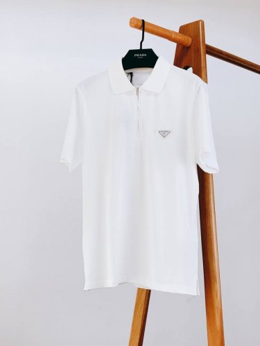 prada 普拉达 2025Ss春夏新品 新款三角标半拉链Polo衫，采用珠地棉面料精心打造，客供五金辅料装饰，以全新运动风格呈现经典设计，款式新颖时尚，休闲商