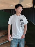 迪家 2025春夏新款首发专柜最新款短袖圆领T恤 高端订制 设计前卫时尚 品牌Logo重工艺设计 高端定制面料.手感柔软.穿着舒适.专柜级别精致车线.做工精细.