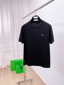 普拉达 2025春夏新款首发专柜最新款圆领短袖 高端订制 设计前卫时尚 品牌Logo重工艺设计 高端定制100支双面丝光棉面料.手感柔软.穿着舒适.专柜级别精致