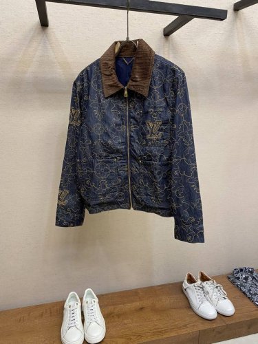 lv 黑金刺绣翻领牛仔外套 工艺说明： Monogram 元素融合西部风情 口袋和下摆以撞色纱线刺绣工致花纹 花型处分码对每个裁片定位，采用进口加长单臂绣花机，