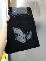 lv 路易威登2025早春新款男士修身小脚牛仔裤 官网同步简洁时尚 爆款黑牛 高端定制 原单狠货 印花Logo图案设计 定制进口丹宁水洗牛仔纯棉面料 原版辅料