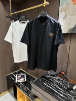 P210 Pra2025 春夏新款短袖 整体上色泽较鲜明和光亮，手感顺滑揉软，悬垂感特强，质地自然柔软、贴身超级舒服，悬垂感特强！ T恤日常穿搭很自在很实用，超
