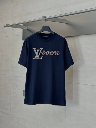 lv 路易 24Fw 珠片绣花短袖 原11,700购入，采用16S平织优质麻棉克重230G，搭配32S双纱拉架螺纹，面料螺纹同缸定染。图案刺绣采用榻榻米工艺，串