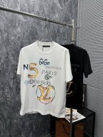 P270！《 驴家》 lv涂鸦T恤，解锁时尚新态度 T恤上多彩的涂鸦元素十分吸睛，大大的“N5”、“Gogo”字样，搭配经典的Lv Logo，还融入了“Pari