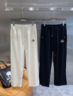 普家 prada休闲裤超有型 简约又百搭。裤身正面有精致的白色品牌标识，低调中彰显奢华，金属拉链头的点缀，更是增加了细节感 松紧腰搭配抽绳设计，M-3Xl 隔天